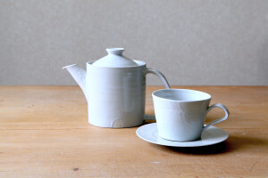 A_白磁ポット・カップ＆ソーサーc_bs